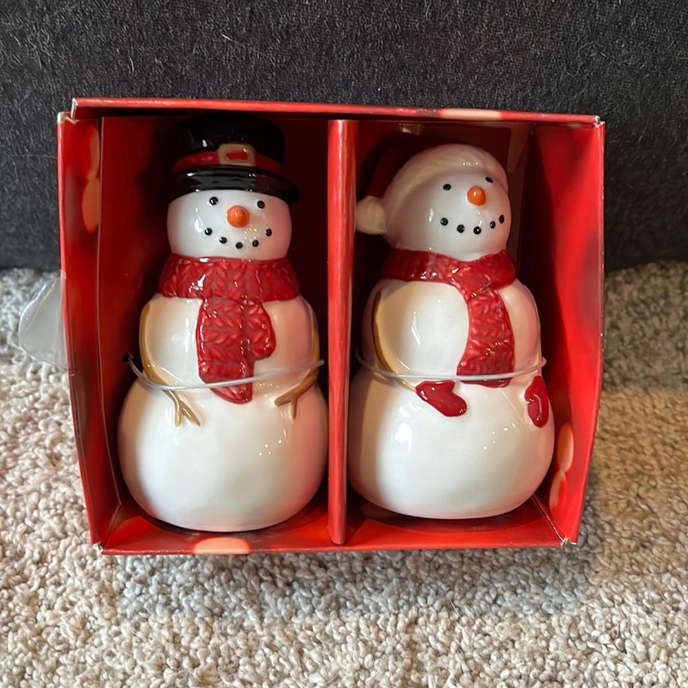 Yuletide salt & pepper shaker set